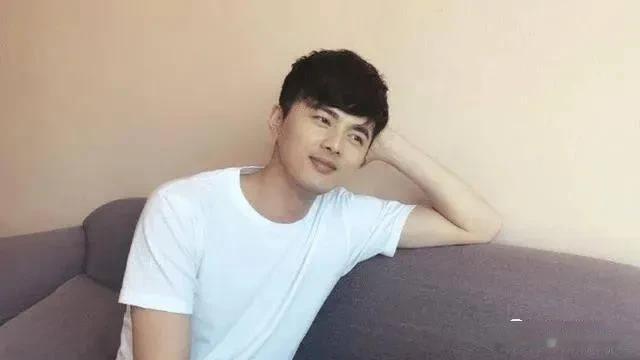 现在男女之间的感情和以前不一样了。以前的人谈恋爱，都要偷偷摸摸的。就算两个人在一