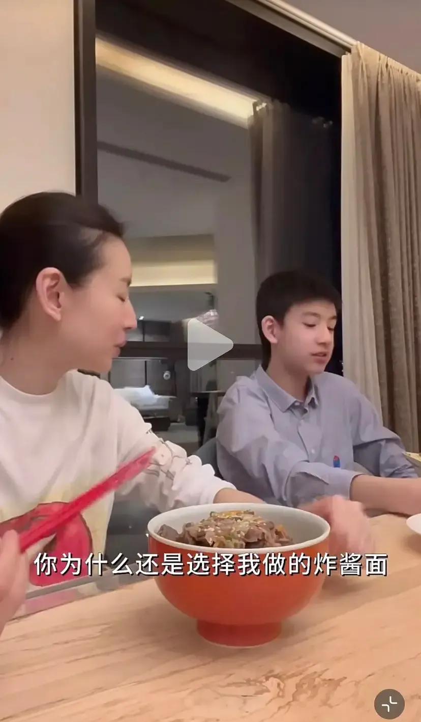 董洁儿子顶顶长得太普通了，个子不高眼睛太小，性格腼腆，真的不太适合进娱乐圈。

