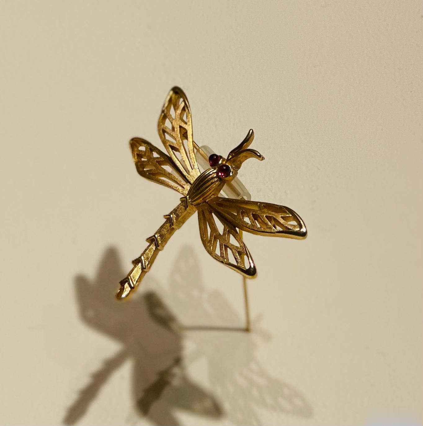 胸针里的动物 #沅汰博物馆# 1，蜻蜓，合金镀金，1960年。2，蝴蝶，合金镀金