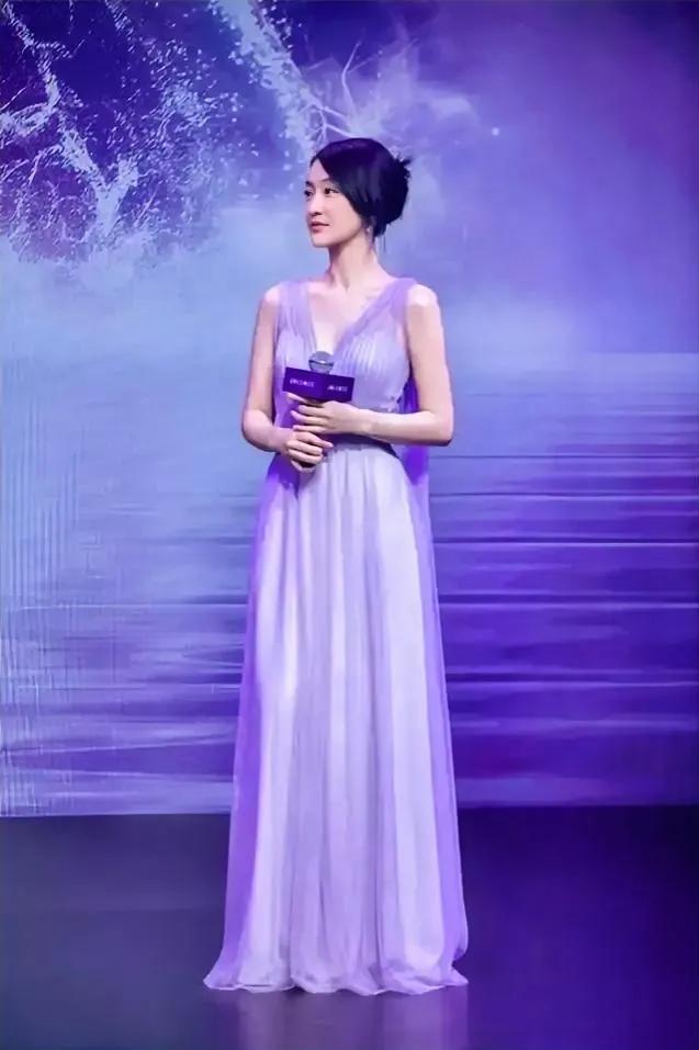 你觉得她的这身装扮美吗？

差一点没有认出她是周迅来，好像与她平时的穿衣风格不太