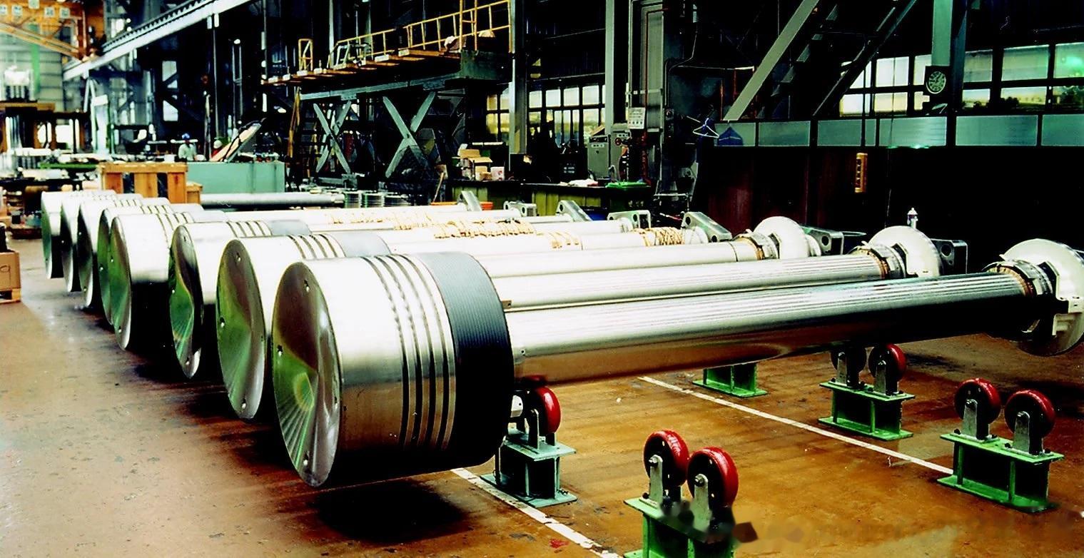 世界最大活塞发动机Wärtsilä RT-flex96C的活塞和曲轴 ​​​