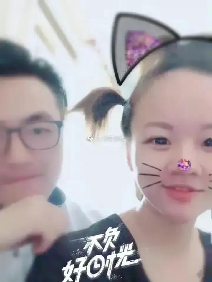 查某和庞某也有幸福时刻，尤其在新婚后的1年里。

看他们的结婚照片，女的相对活泼