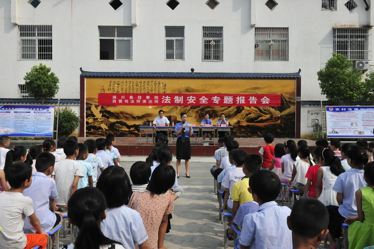 连日来，淅川县检察院20多名法制副校长奔赴全县中小学校开展暑前法制教育，为3万余
