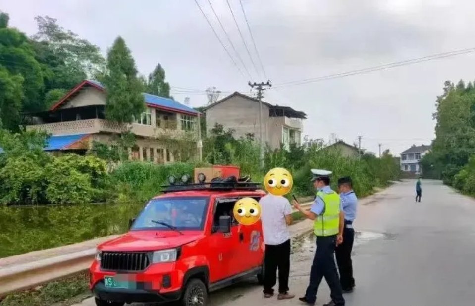 湖南岳阳，男子花重金买了一部“老头乐”，万万没想到，就在第二天驾驶该电动车上路时