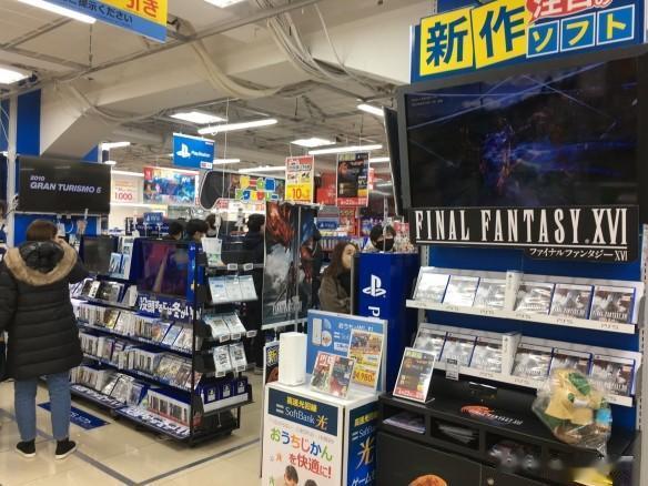 Genki_JPN在推特放出他在日本线下实体游戏零售店拍下PS5独占(暂)的FF