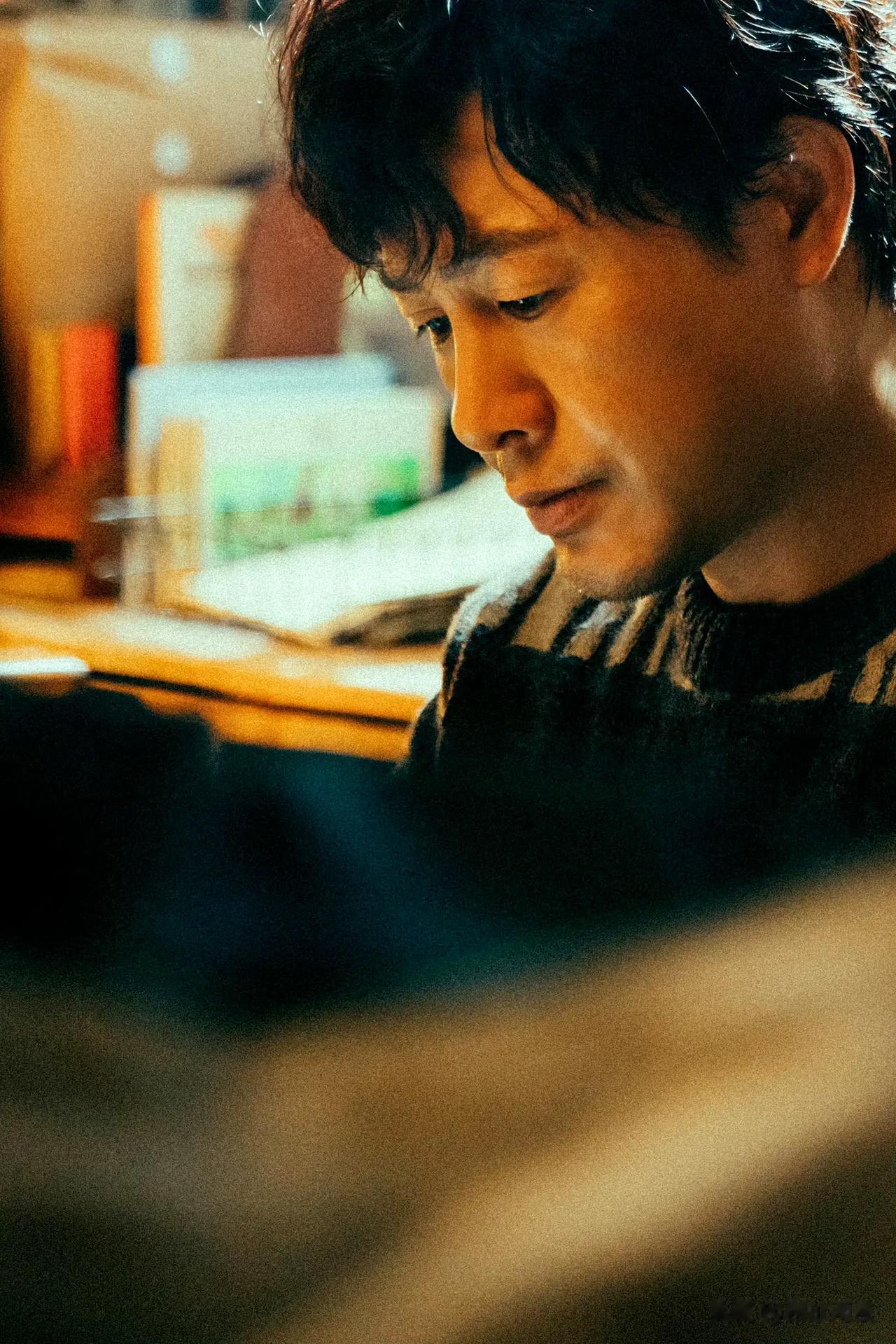 张颂文，应该出本书。从曾经的“烂仔”到如今大众认可的演员，他能挺过那些被“嫌弃”