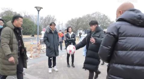 郑恺捡球花絮来袭，来回跑了很多趟
在最新一集中郑恺饰演的李天然完全被小姑娘拿捏了