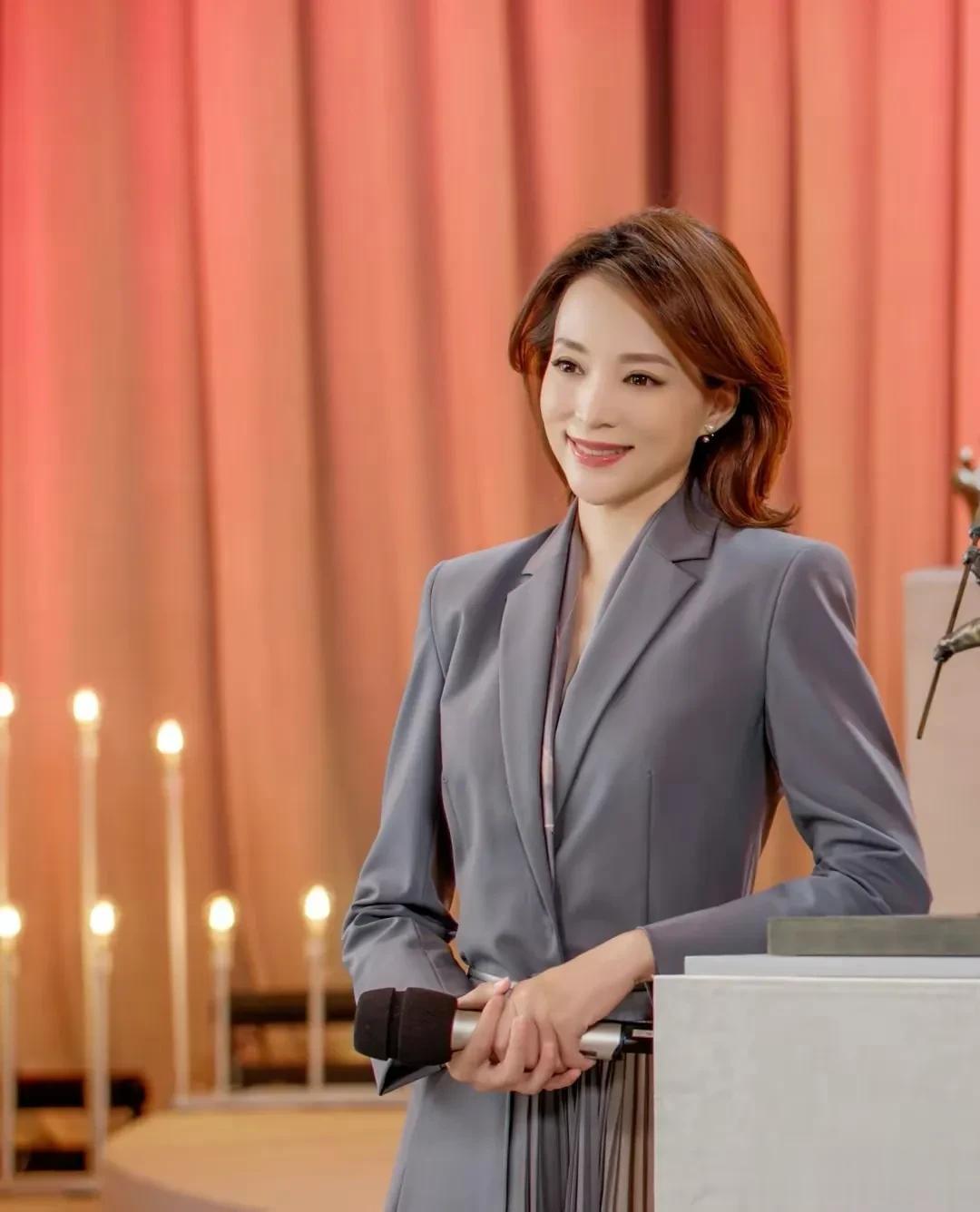 穿裙不配丝袜、色不过三，这就是董卿优雅得体的秘笈！即使是花哨的连体裤，穿在董卿身