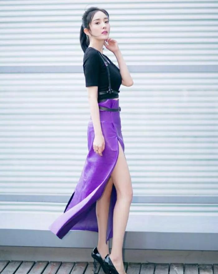 杨幂晒美照，上穿黑衣下搭紫色包臂半身裙身材似少女，网友：能给下淘宝链接吗？
杨幂