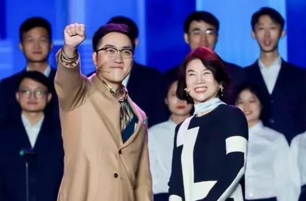 头条热榜。拉动内需，得给公务员大幅度增加工资。人逢喜事精神爽！格力电器董事长兼总
