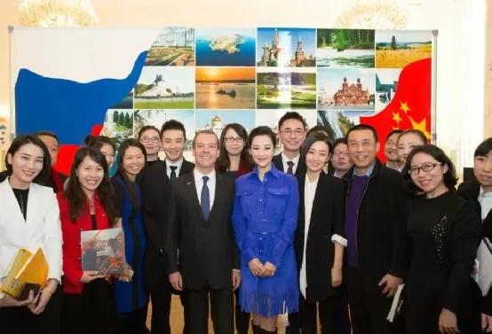 许晴的美无人能及，马伊琍和她站一起也是一样被秒杀。

俩人一起出席活动，许晴一件