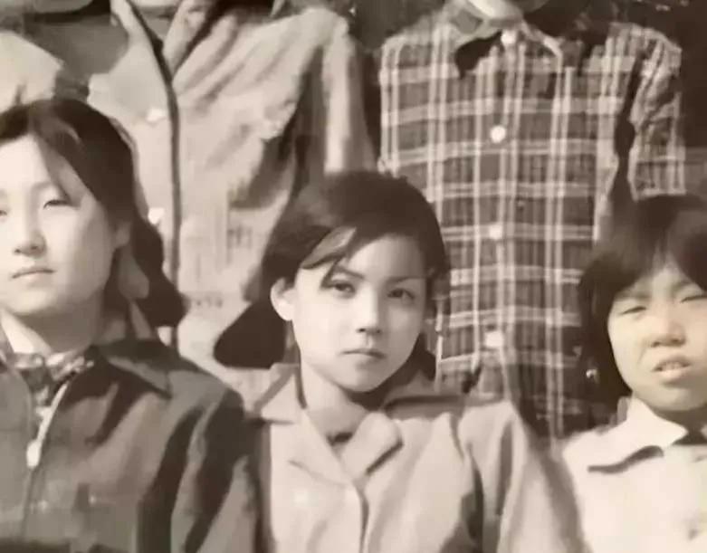 这是当今的歌坛天后王菲小学毕业照,这么小就露出这样的眼睛,注定她是不平凡的一生,