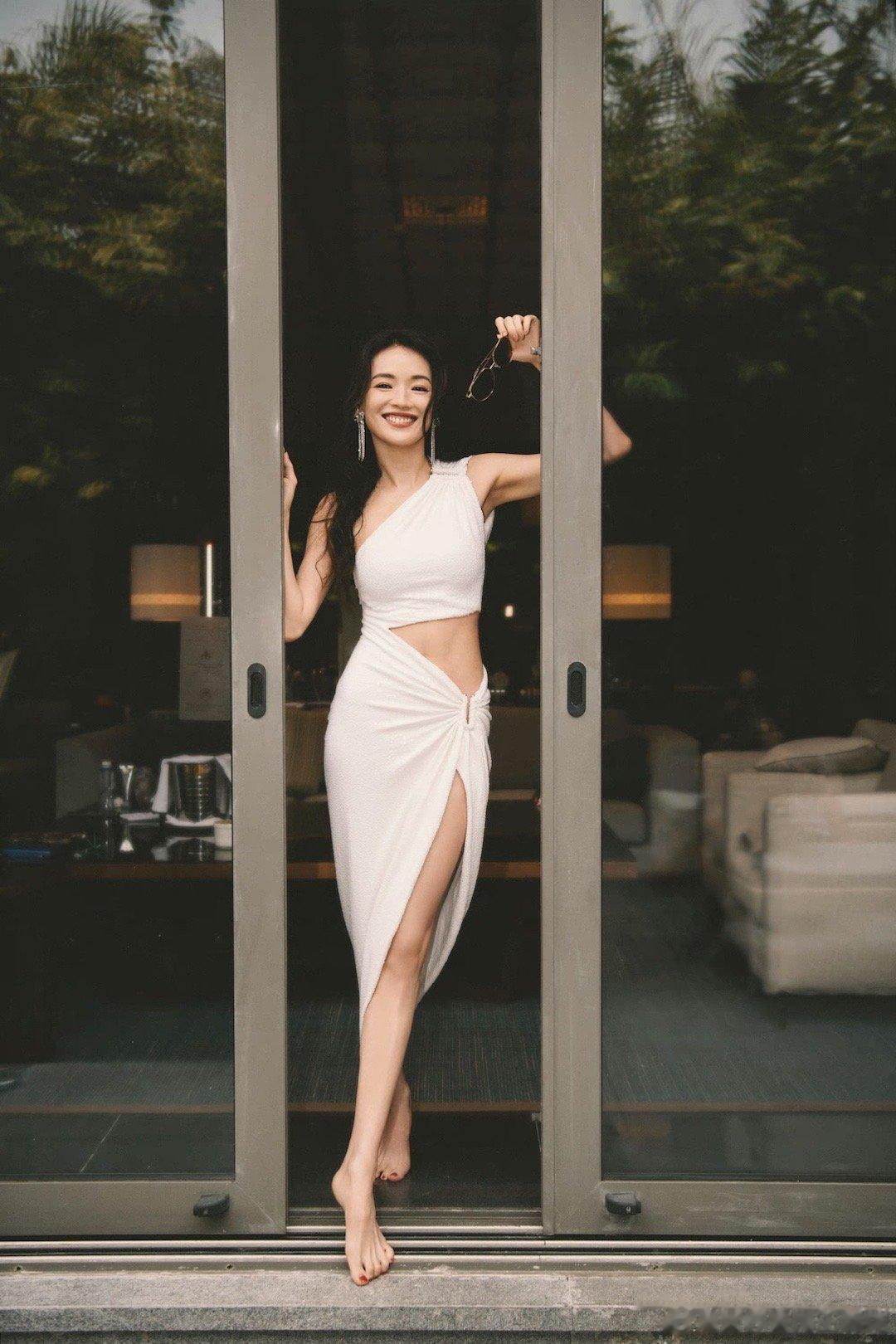  这张真是绝美，自信从容，马甲线清晰可见，这就是女性自洽的状态吧。自洽，就是自我