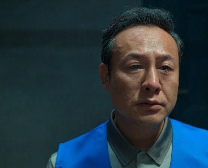 随着电视剧《狂飙》的大热，演员们也跟着火了。张颂文因将“高启强”这个角色饰演得非