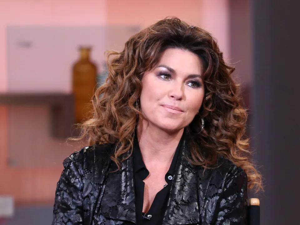 周三，仙妮亚·吐温 ( Shania Twain )以金发女郎的身份出现在洛杉矶