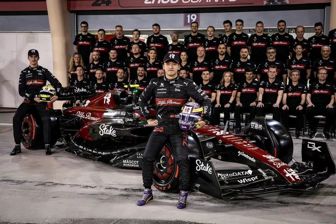 阿尔法·罗密欧F1车队巴林揭幕战大合影📸#2023F1巴林大奖赛# ​​​#F