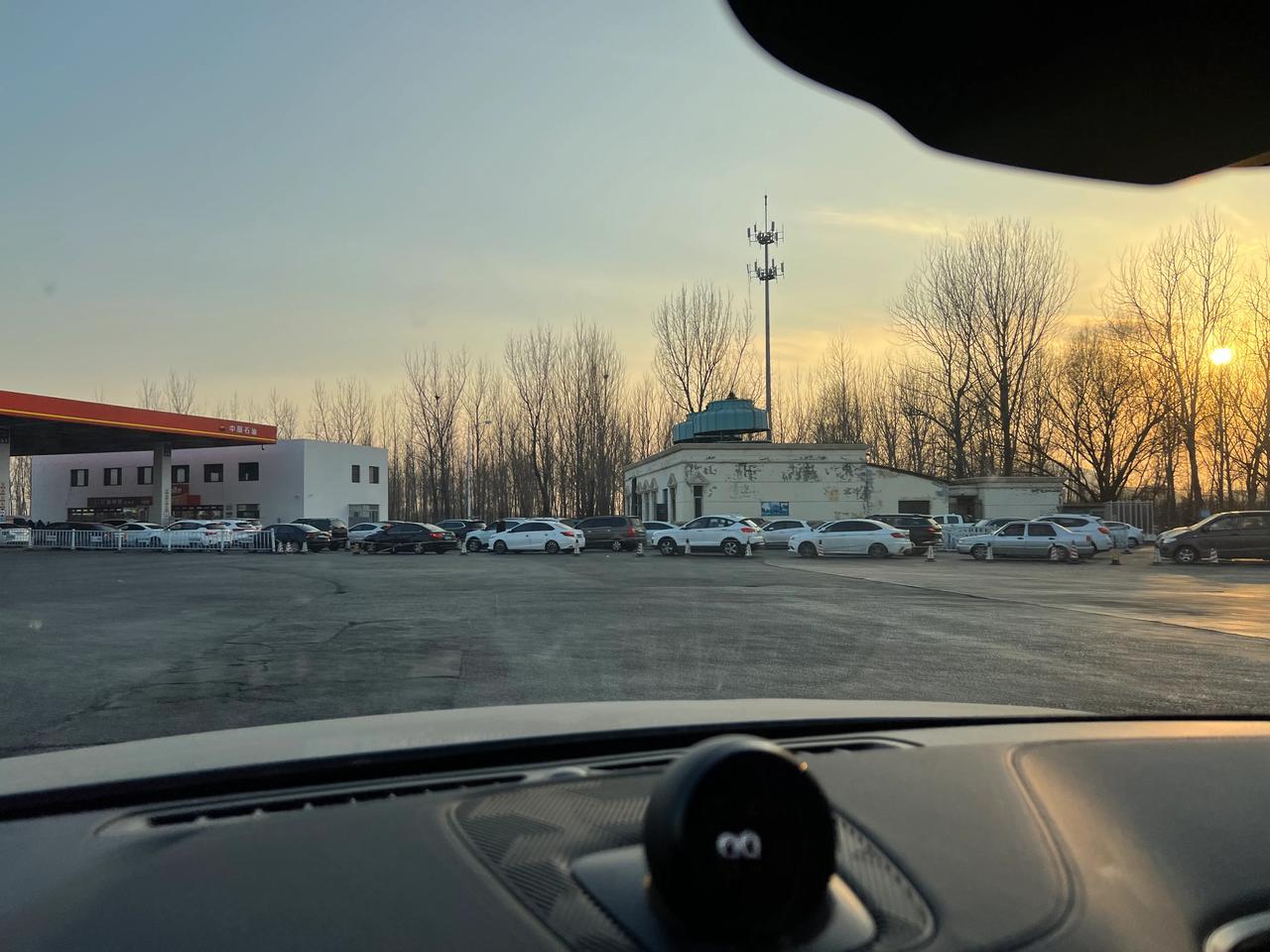 今天已经是正月十七，还是周二，理应高速上的车流不会太大，但进了几个服务区却发现盛