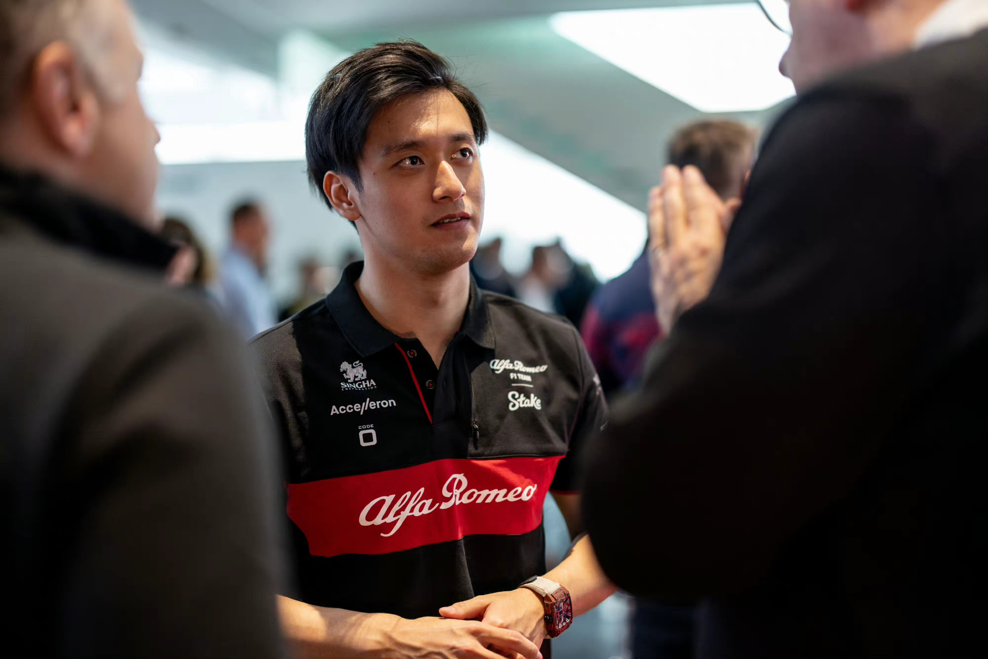 阿尔法·罗密欧F1车队周冠宇和博塔斯2023新队服和帽子#F1# ​​​#Car