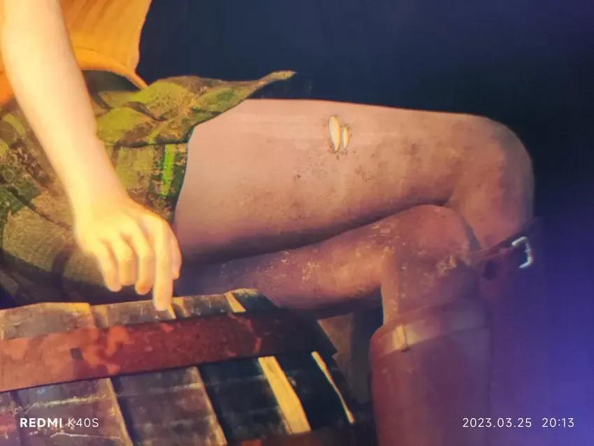 《生化危机4RE》究竟在细节上有多令人发指，艾什莉丝在经历了冒险和磨难后，丝袜上