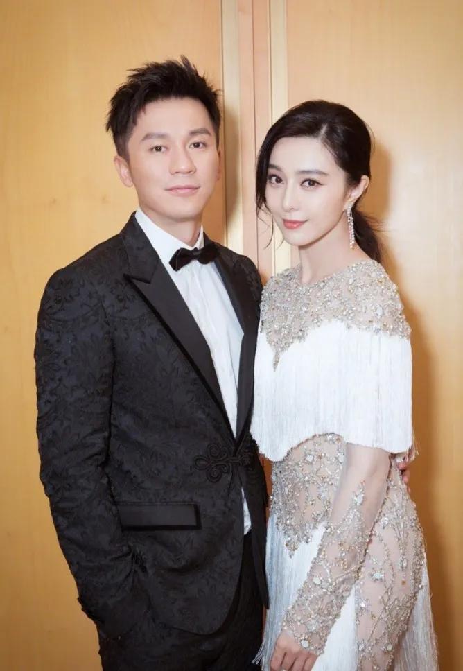 他俩分开是此生的遗憾吧！
曾经的郎才女貌
曾经的才子佳人
曾经的俊男靓女
曾经的