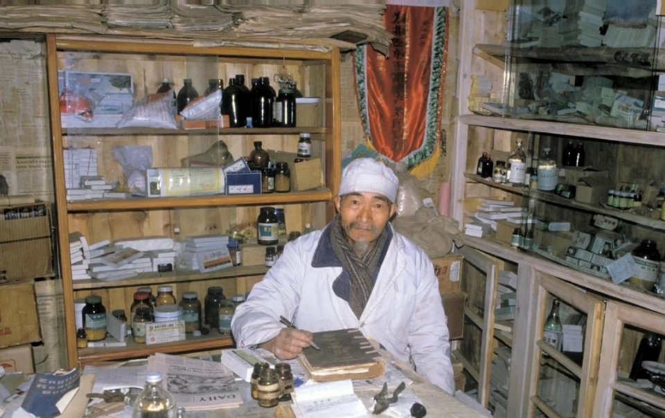 #历史那些事[超话]#1995年云南。上世纪，昆明某乡镇诊所的老医师。老医师头发