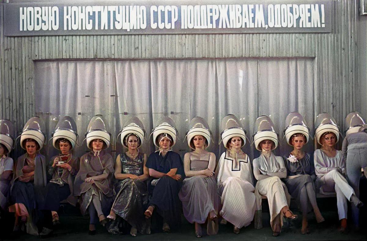 “莫斯科理发比赛”，1975年。这位摄影师抱怨说，这张照片没有经过苏联审查，很长