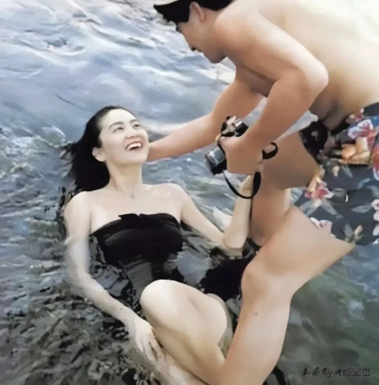 林青霞昔日海边照片，旁边拍照者明显是秦汉，别看林青霞平时给人感觉比较高冷，但在自
