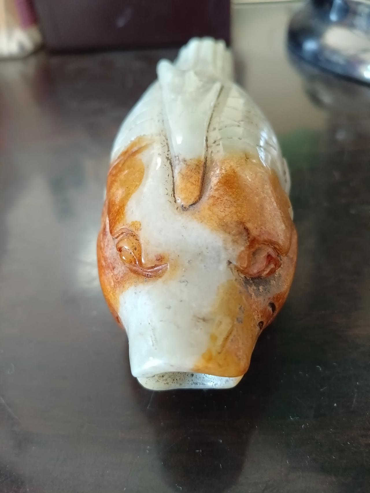 古玉錤收藏，明清时期的和田白玉雕刻鲤鱼圆形大玉佩。雕刻精致，玉质细润油腻。沁色厚