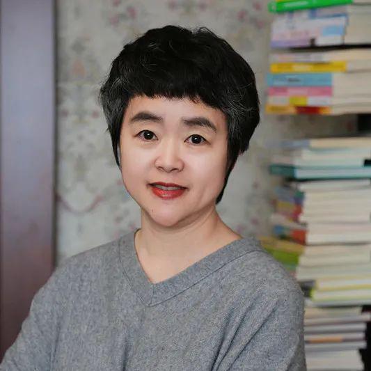 这是一位充满正能量的失独励志妈妈，本来她有一份稳定而又体面的体制内工作，但不甘于