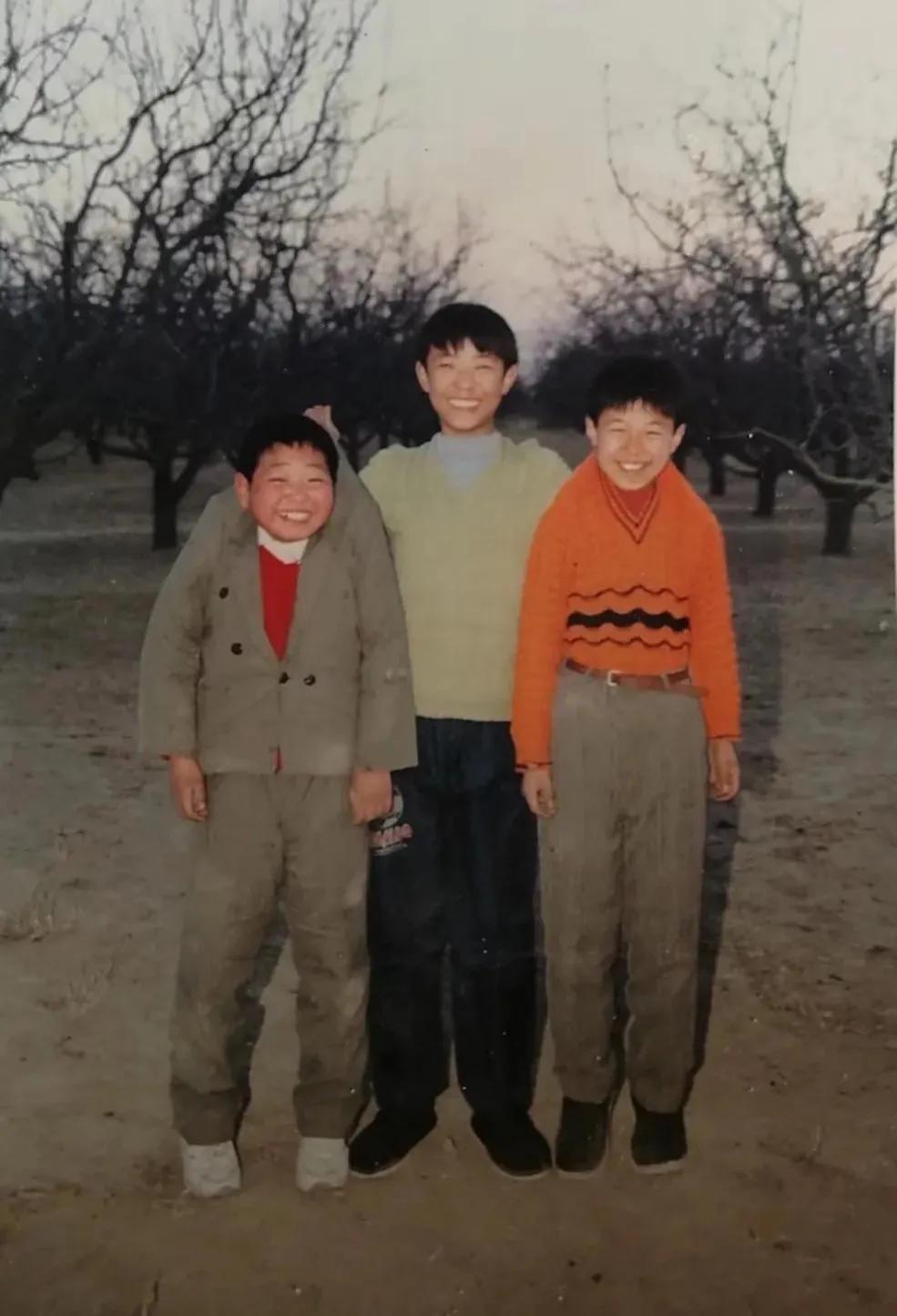 三个小哥相隔30年的两张合影，岁月变迁，随着年龄增大，三个人的友谊却越来越醇厚。