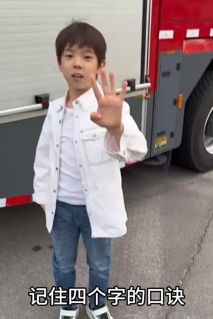 嗯哼才9岁就有龅牙了，为什么霍思燕还没有发现呢？杜江难道也不知道吗？真不知道霍思
