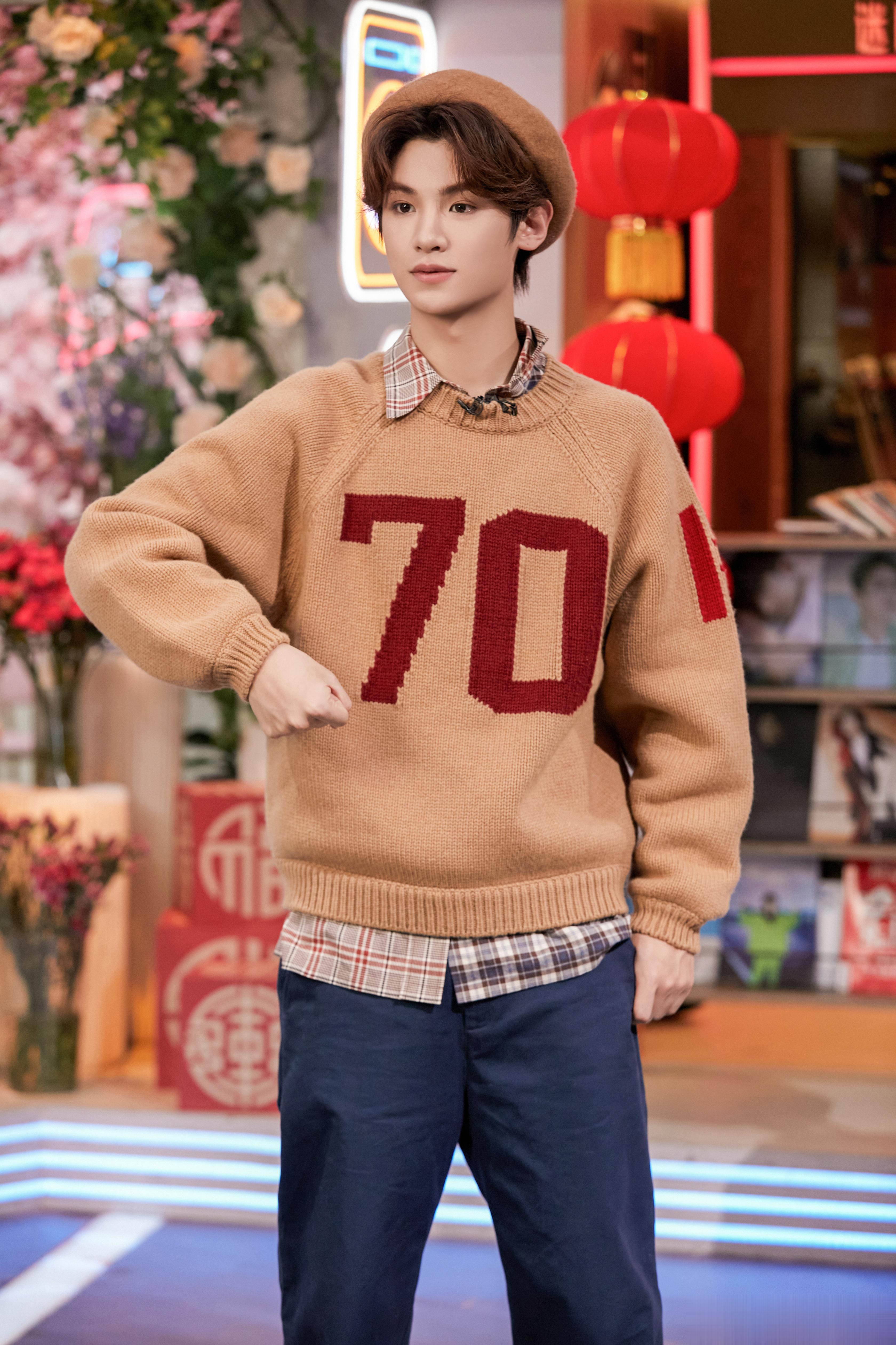 #黄明昊卡其色毛衣贝雷帽造型#