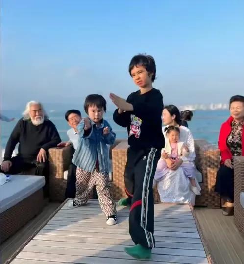 近日，71岁张纪中和娇妻杜星霖带着三个孩子和杜星霖的爸爸妈妈，一同乘坐游艇外出度