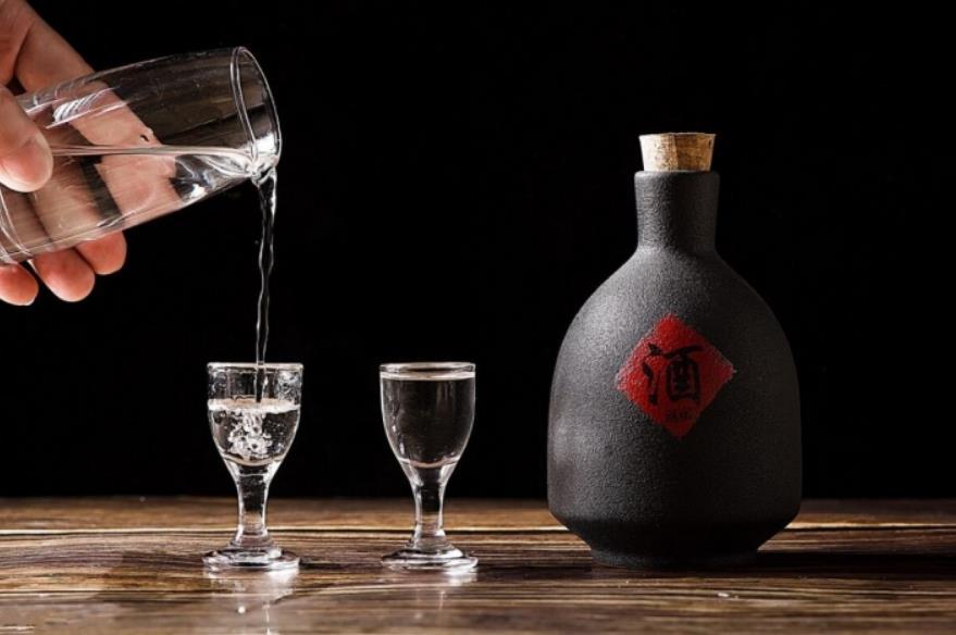 去烟酒行买酒时，为什么老板总会问一句：是自己喝还是送人？这句话里究竟藏着什么猫腻