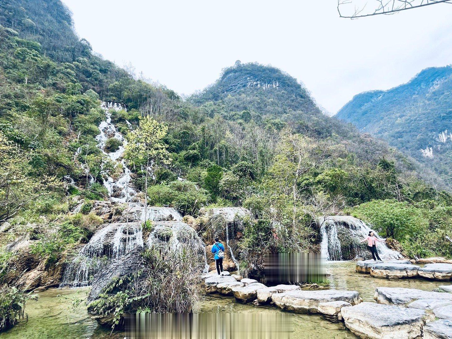 【荔波小七孔翠谷瀑布#共赏春日时光# 】贵州荔波小七孔翠谷瀑布，悬于群山之腰，远