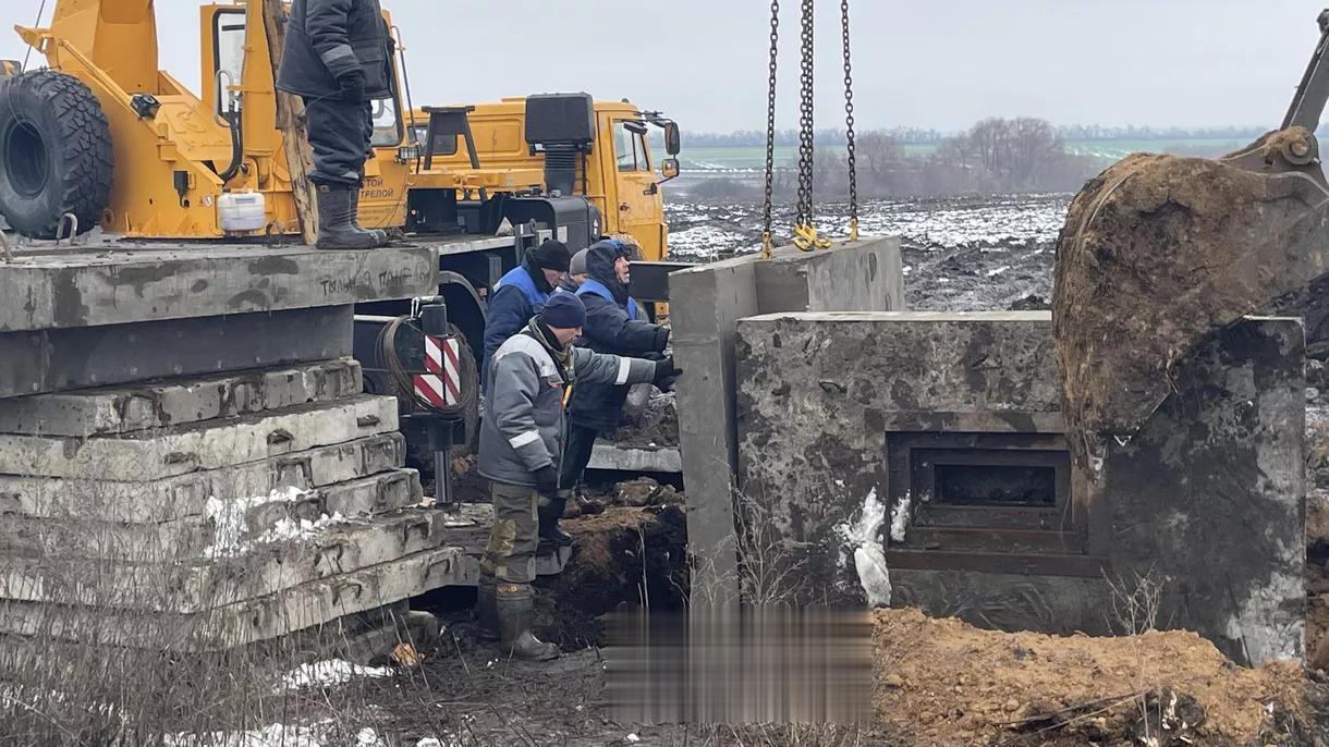 乌克兰战场即将进入冬季，此时乌克兰的黑土地上下起来了雪，雪化了以后，土地十分泥泞