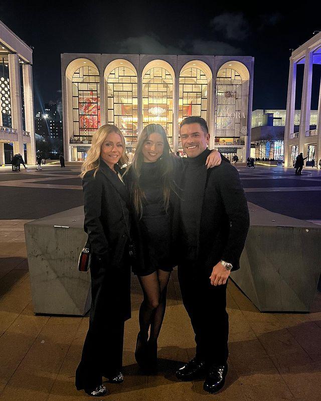 经过一整天的工作，52 岁的凯利·里帕 (Kelly Ripa) 和她 51 岁
