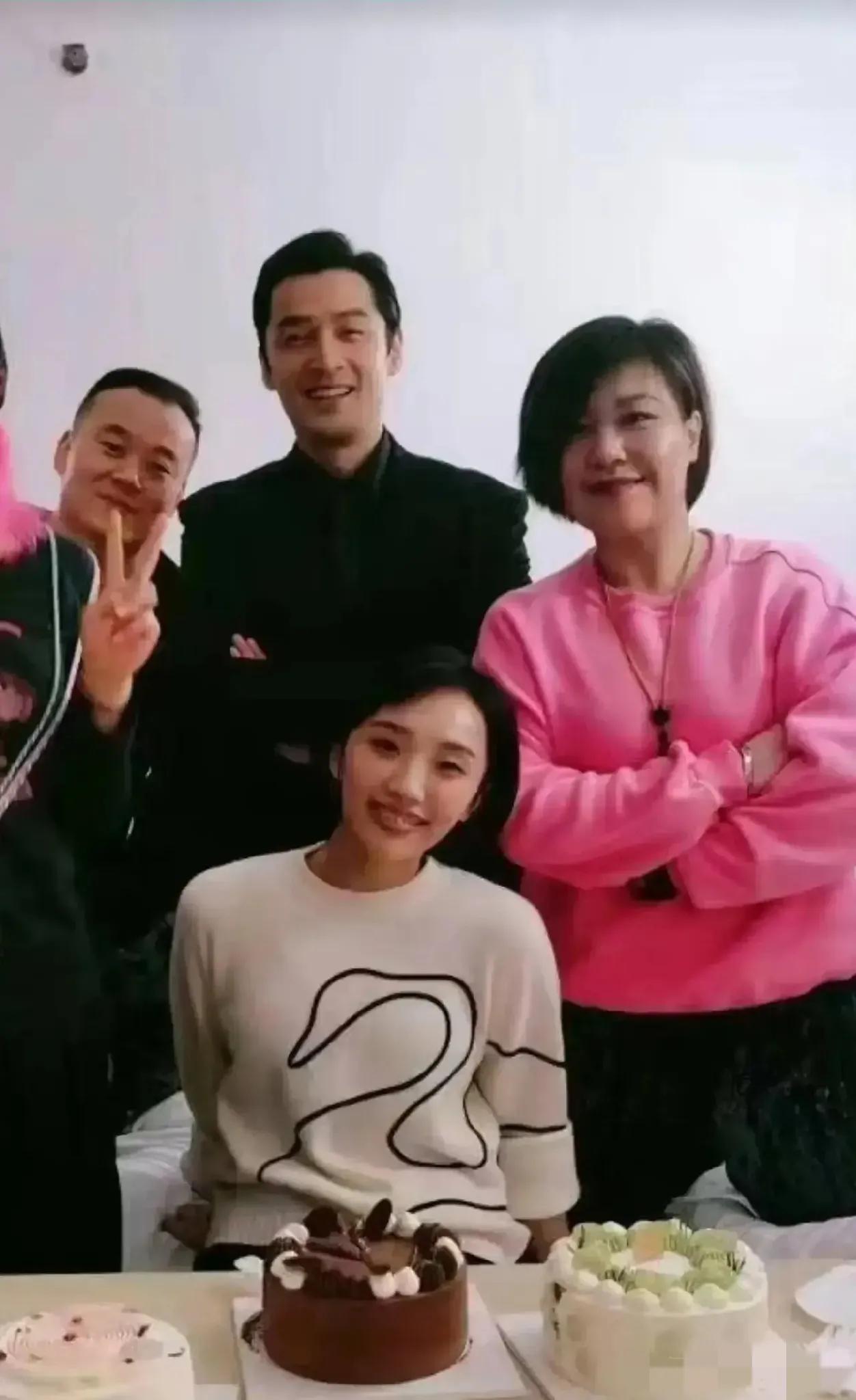 胡歌隐藏的真是太深了！这才是他老婆的真容，打工妹一样可以嫁给大明星，那些胡歌的迷