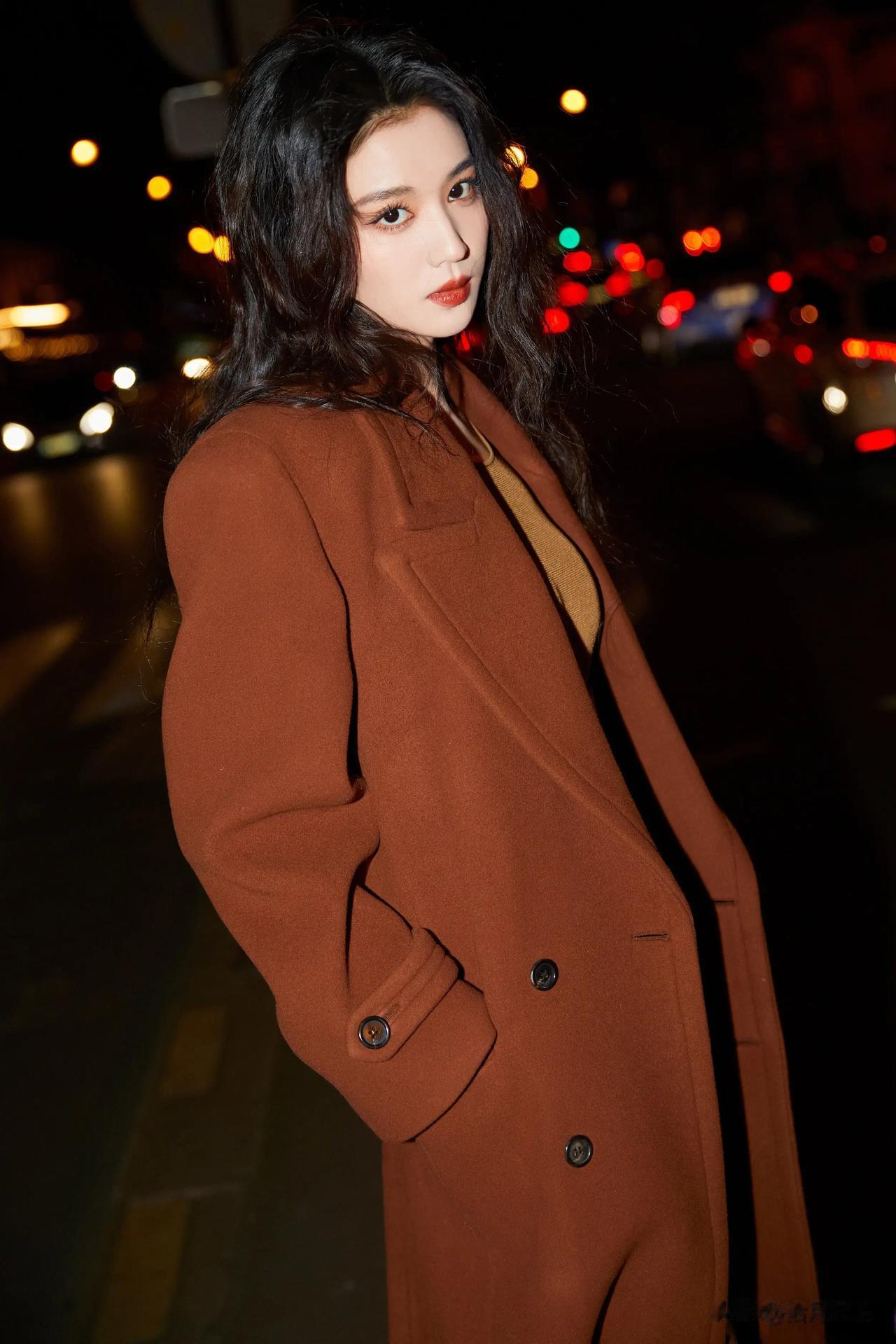 真正的美女都是对比出来的！

这两位新生代的当红美女小花，你觉得谁更美呢？

她