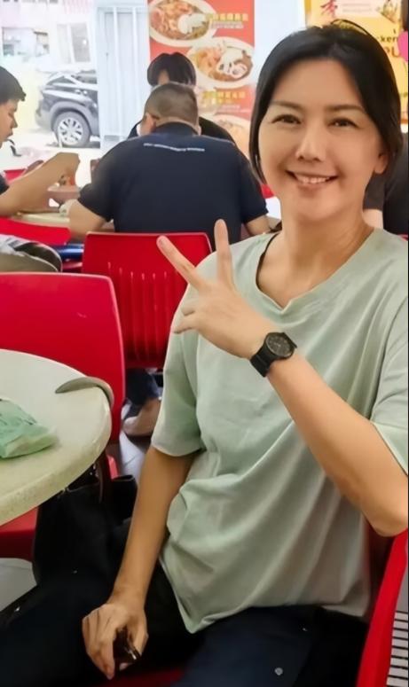 笑不活了！“冷门歌手”孙燕姿又被年轻人们讨论了，这一次是因为她在街边被偶遇，然和