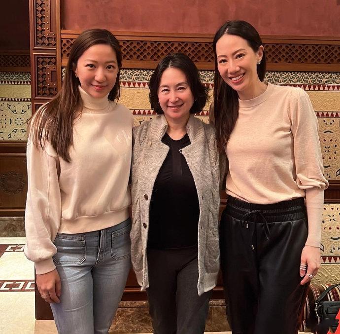 汪圆圆汪诗诗姐妹俩和赌王千金何超琼罕见同框
近日汪诗诗和甄子丹一家外出游玩画面曝