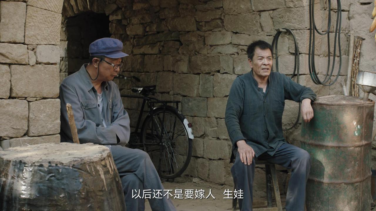 上世纪80年代，陕北农村，一个女孩考上了高中，但父亲却不愿意供她：一个女娃娃家，