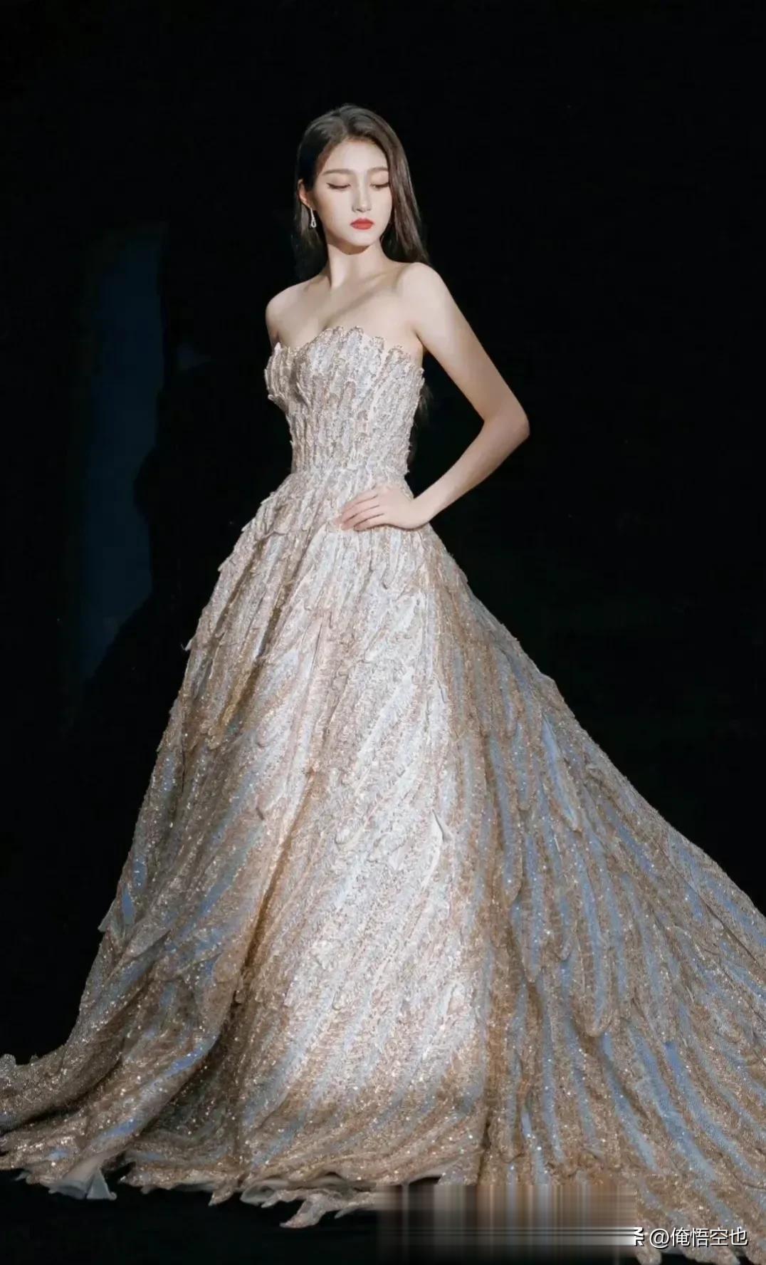 这次关晓彤算是穿对了，没有再秀她的大长腿，其实这才符合她的气质吗，清纯美丽，落落