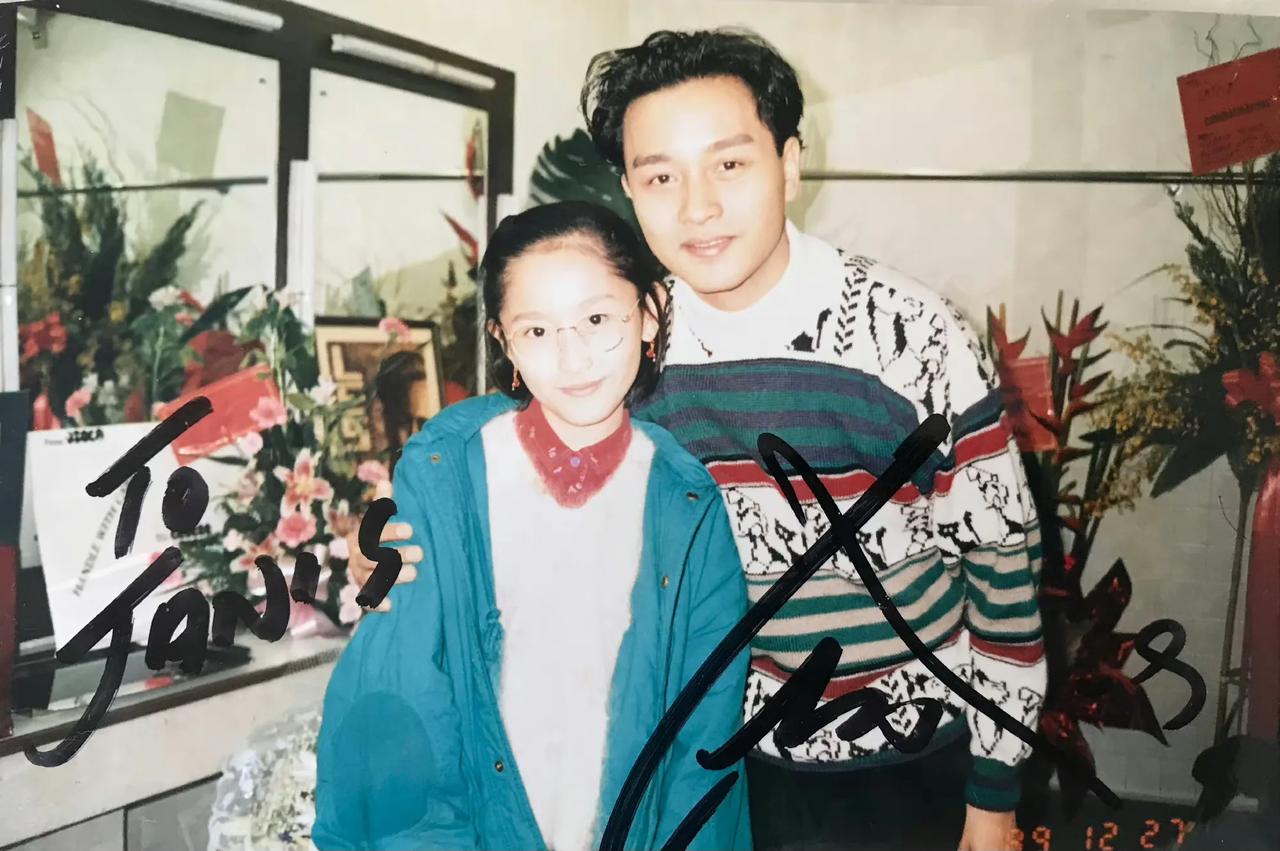陈贝儿晒旧照怀念张国荣！就照片的日期来看，应该摄于1989年。那一年，张国荣包揽