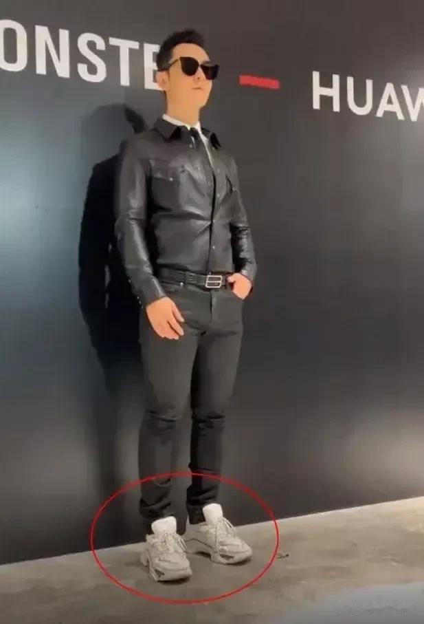 黄晓明作为男明星里最红的，也是被受人们的关注，看到黄晓明参加活动的时候，他的身高