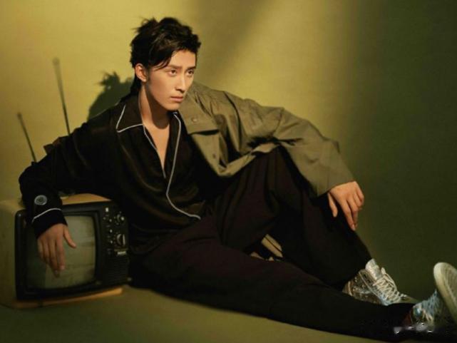 曾红得快的4位明星，你都认识吗？
哈喽大家好，感谢大家阅读小编的文章哦，爱你呦。