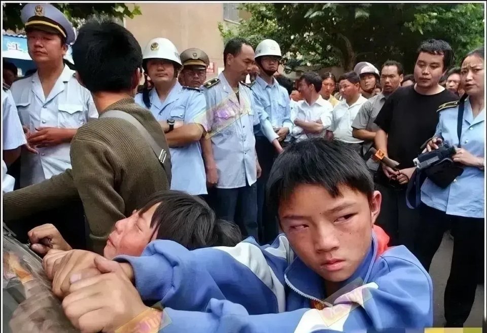被城管没收摊位的一家人！不要把仇恨埋在孩子心中！尤其是那耀眼的红须巾……！看看网