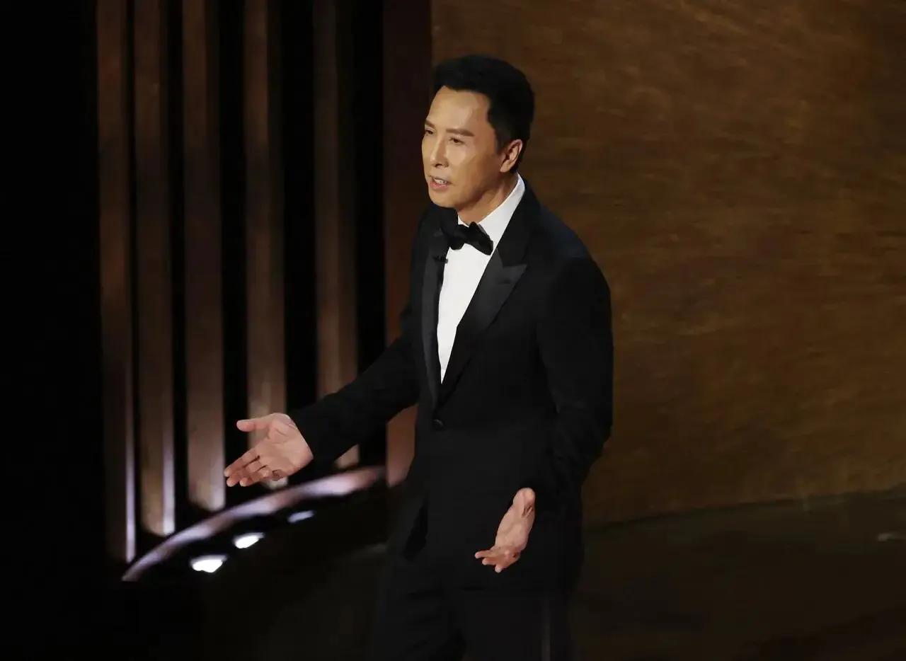 殖人和润人们不必跳脚，甄子丹并不是第一位出席奥斯卡颁奖典礼并担任颁奖嘉宾的政协委