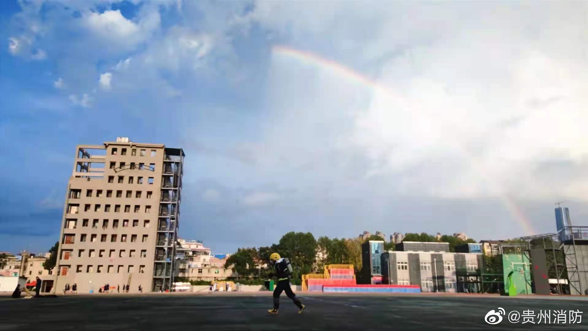 生活是五颜六色的