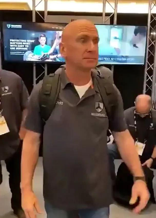 美军给F22飞行员配备卡宾枪，